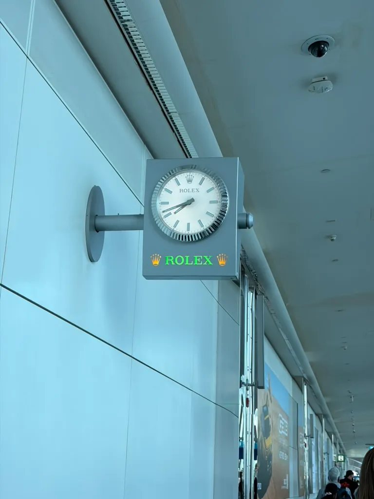机场全是ROLEX时钟,不得不说的是ROLEX的商标是真的有点丑陋 机场全是ROLEX时钟,不得不说的是ROLEX的商标是真的有点丑陋